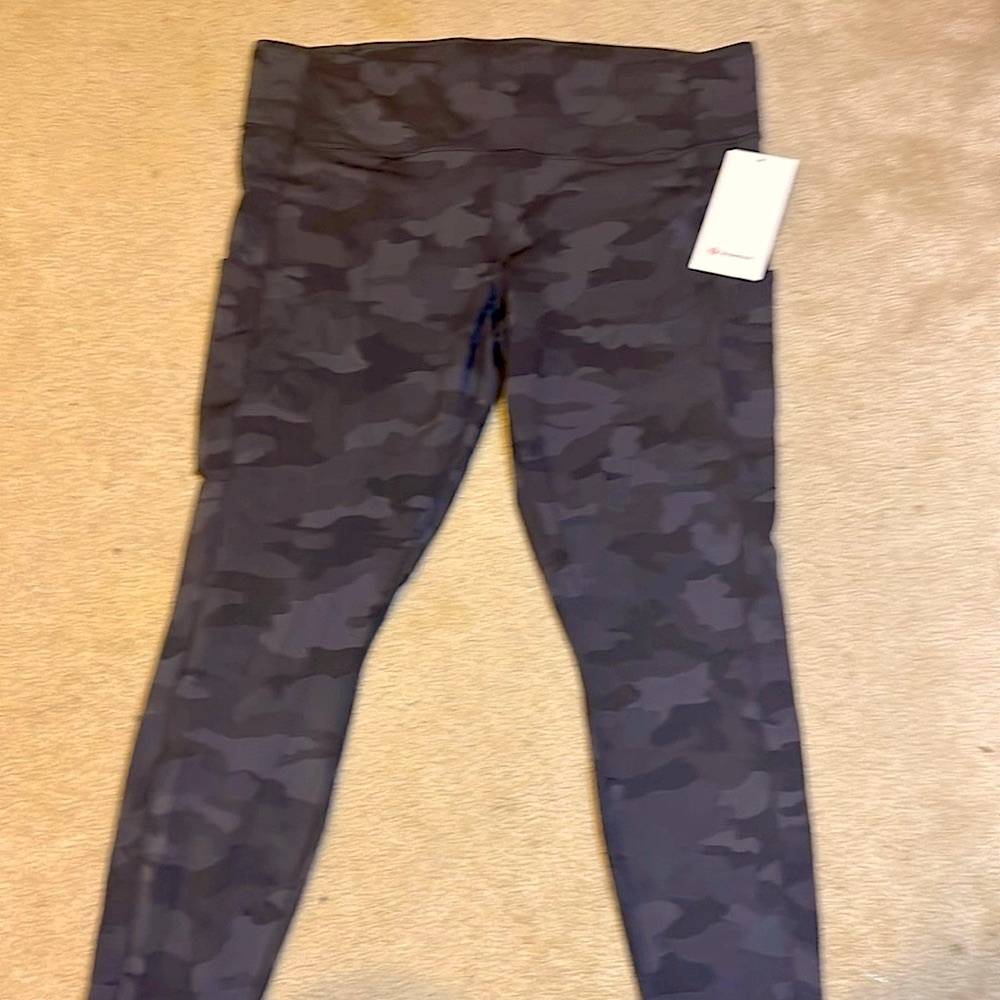 NWT Lululemon Fast & Free High Rise 25” Legging; Black/Grey Camo, size 20